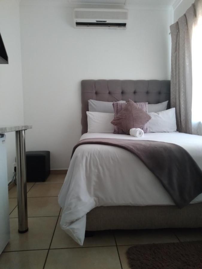 Jnc Lodge Richardsbaai Buitenkant foto